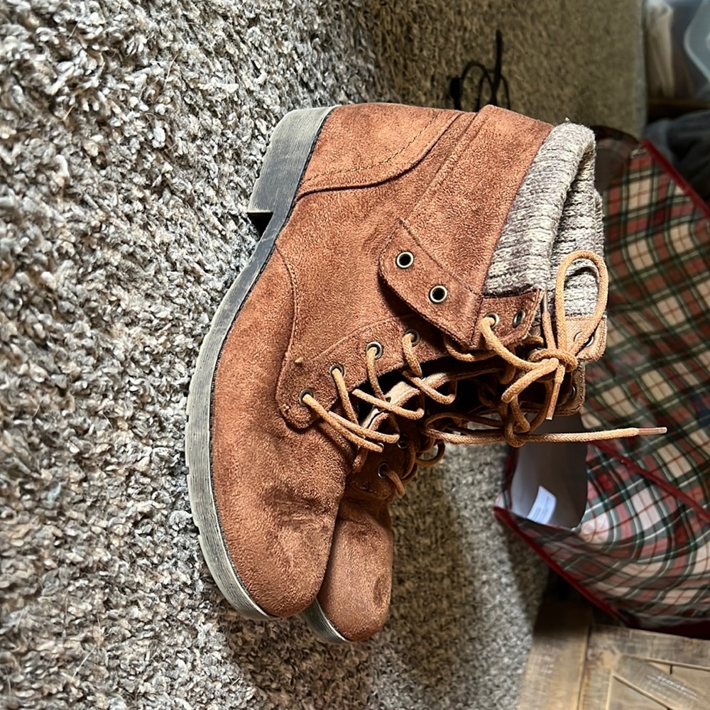 Size 8 , brown boot